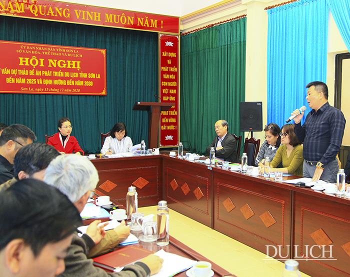 Phó Chủ tịch CLB Lữ hành UNESCO Hà Nội Nguyễn Tuấn Anh phát biểu tại hội nghị